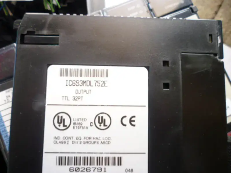 PLC GE Fanuc serie 90-30 IC693MDL752E
