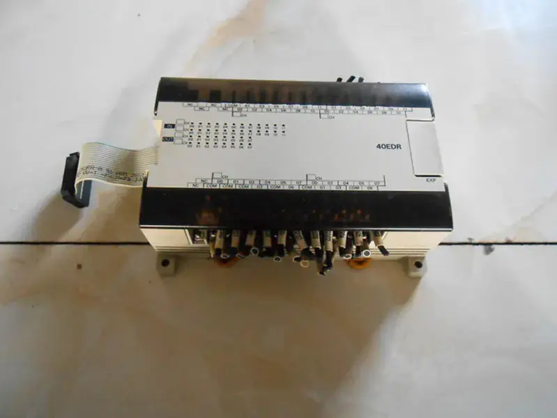 PLC OMRON CPM1A-40EDR xj