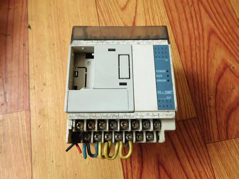 PLC Mitsubishi FX1S-20MT-001
