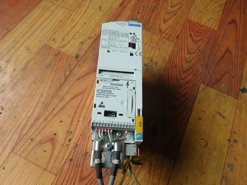 Lenze EDK82EV222 Accionamiento inversor