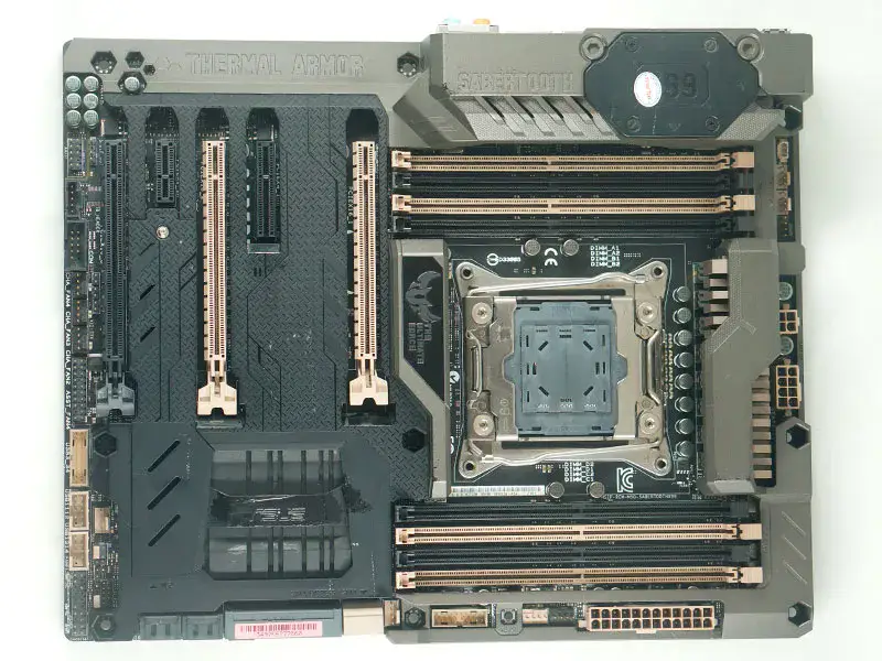 Placa base Asus SABERTOOTH X99