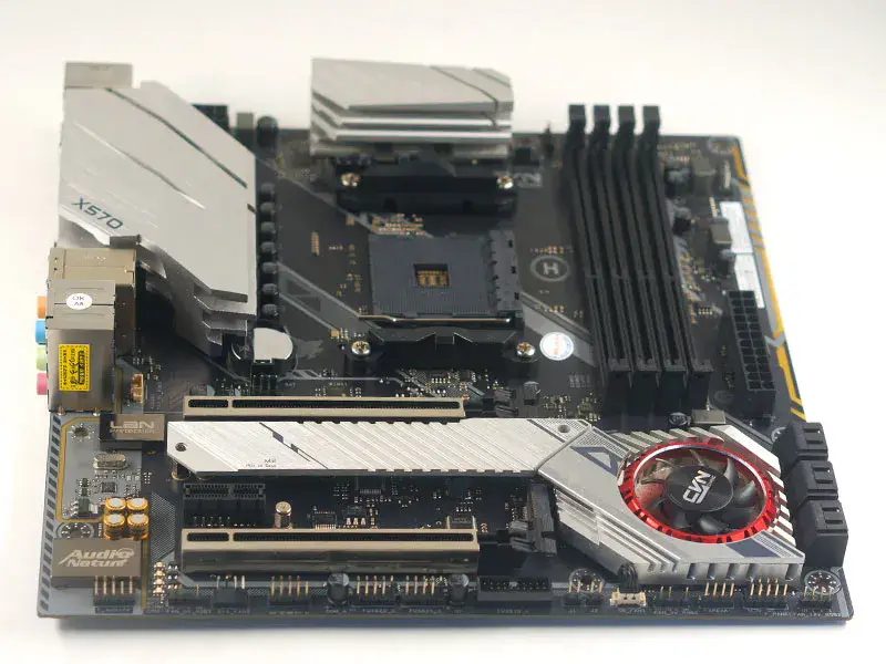 Colorida placa base CVN X570M GAMING PRO V14
