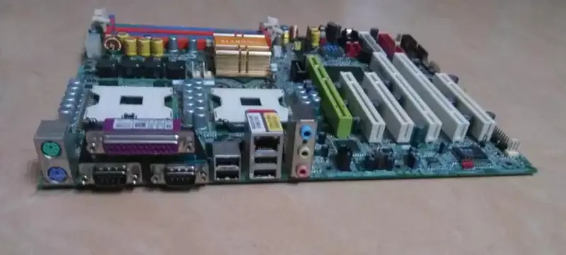 Placa base Gigabyte 8IKHDW