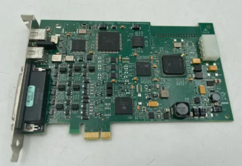 Tarjeta DAQ NI PCIe-8255R con interfaz 1394B